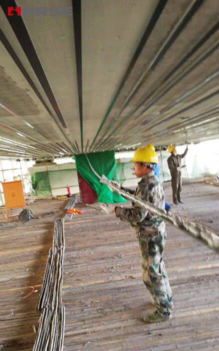 appling adhesive for prestressed FRP laminate appling adhesive for prestressed FRP laminate